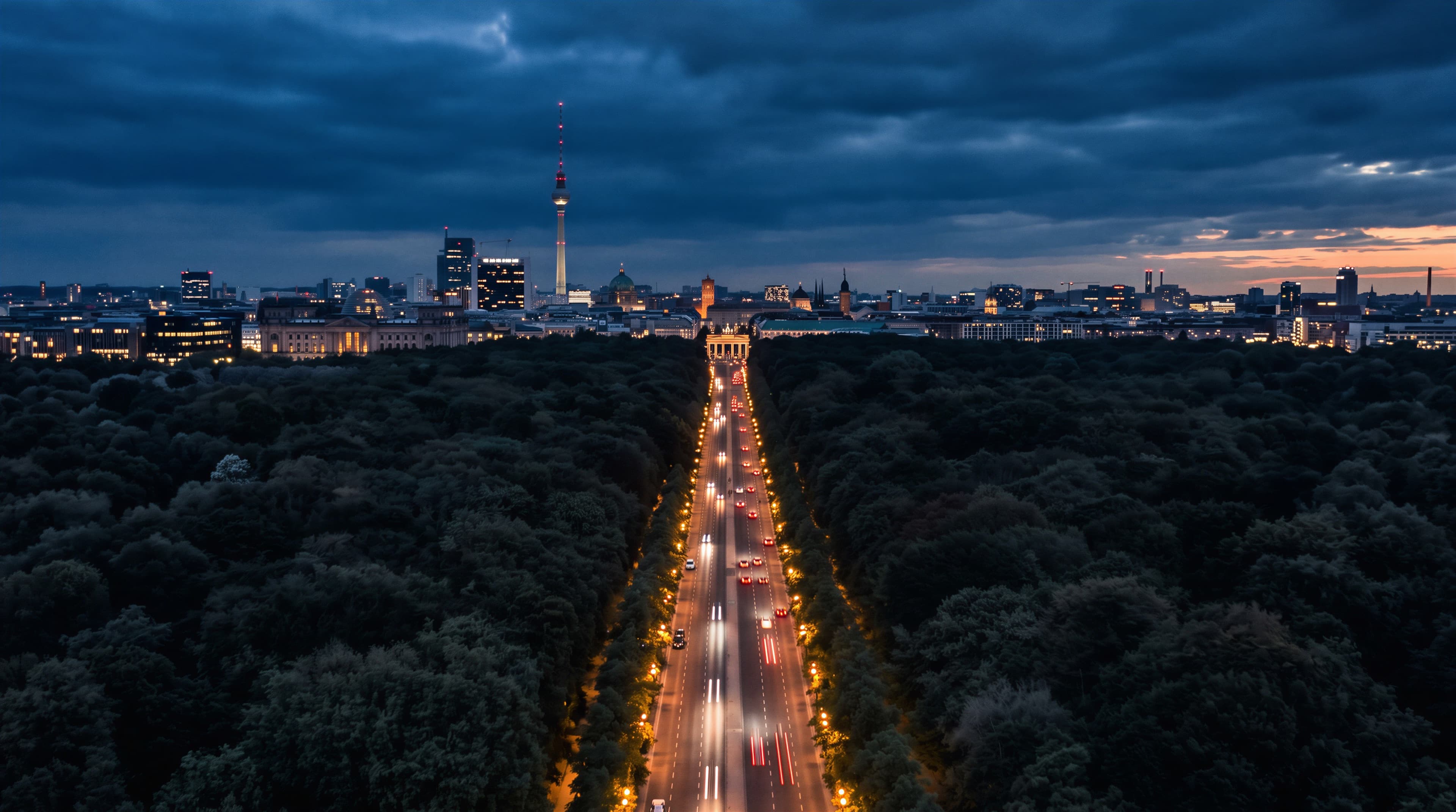 Abendlicher Blick über den Berliner Tiergarten auf das Brandenburger Tor und den Fernsehturm