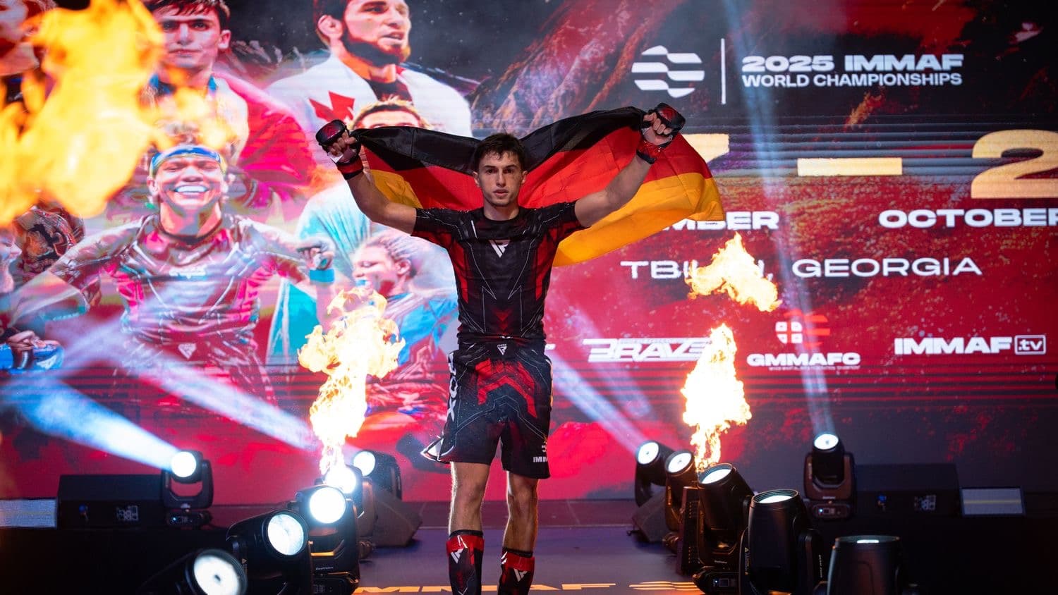 Elberd Sigauri beim Einlauf mit Deutschland-Flagge, IMMAF-Weltmeisterschaft 2025 in Tiflis